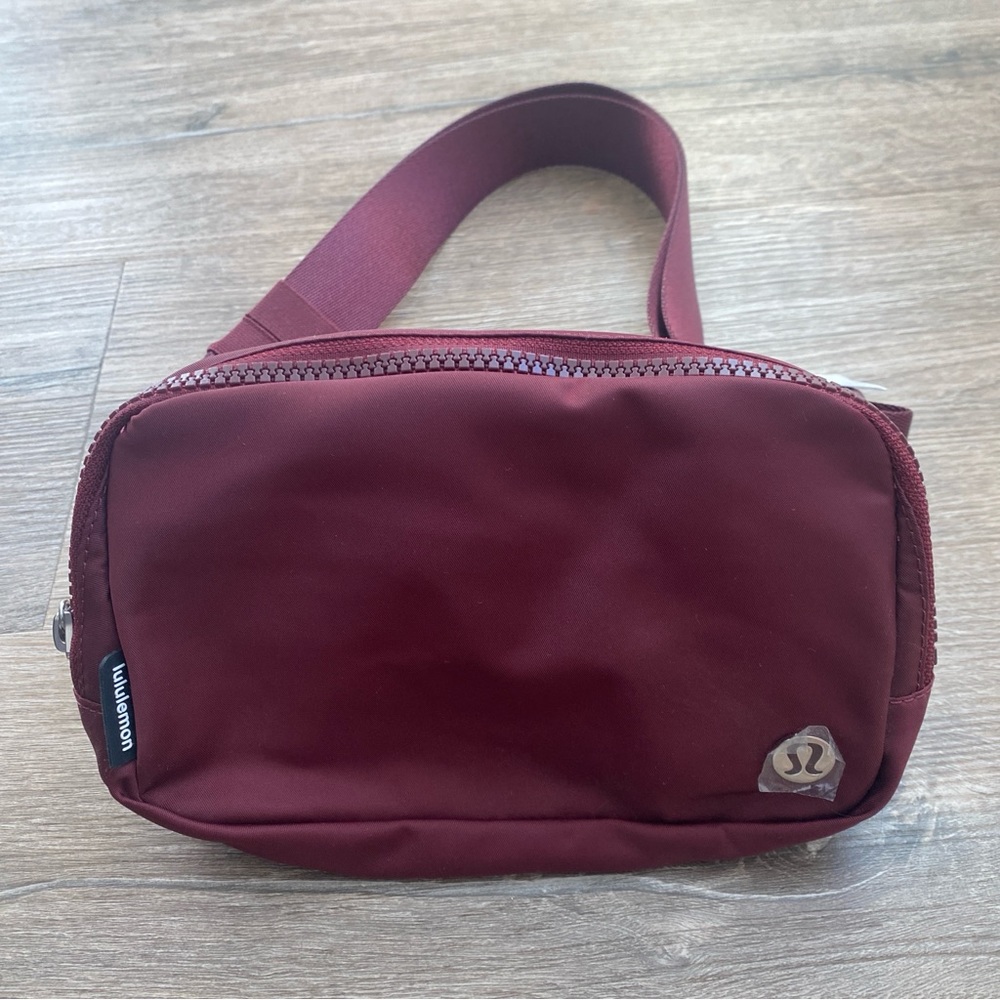 NWT everywhere belt bag Lululemon red Merlot